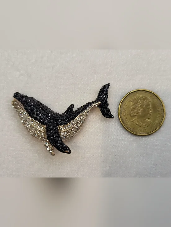 New Art Deco Elegant Rhinestone Pave Orca Whale Brooch / Pin - Picture 2 of 2